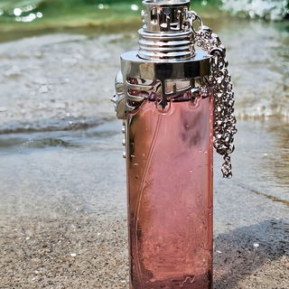 Parfümierte Feige glibbert zwischen maritimfloralen Erdbeeraromen. Ein Hauch Calone~Fischweib. Eine Prise Salz. Synthetik in Mugler Manier.VIELEN DANK ALLEN. 🧜♀️