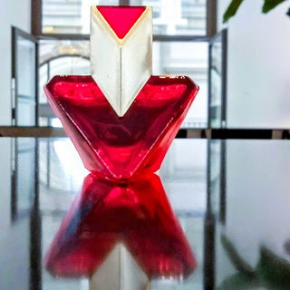 Der Lady mit den stattlichen Schultern scheinen sich die Türen wie von selbst zu öffnen. Der Duft passt eher in die 20er als in die 90er Jahre