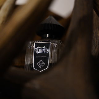 Cuirtis by Areej Le Doré