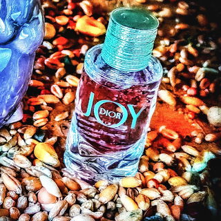 Ich verspüre viel  Freude bei uns auf dem Balkon, in unserer Natur. Es blüht, duftet, trielliert,...