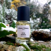 Heute früh: der erste Schnee… Fräulein Sminta wollte als Erste raus. Sie ist die Schwester von Fräulein Smilla und die hat bekanntlich ein Gespür für Schnee.😊 (by MonAmour)