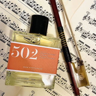 Ein Potpourri aus weichen, warmen, süß harzigen, frischen Klängen ... Wenn Düfte Erinnerungen wecken. 💫 Eine Duftreise in eine Geigenbauwerkstatt...🎻 Lieben Dank für‘s Vorbeischauen ☺️