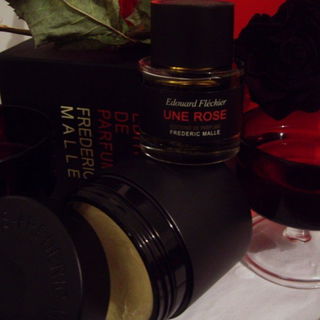 Die Une Rose Body Budder schmeckt lecker:)) und ja, in den Gläsern ist Wein