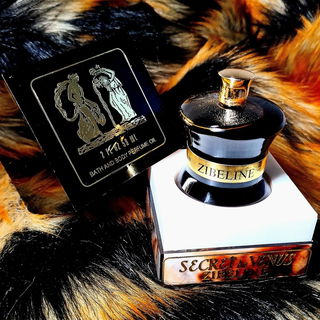 Ursprünglich von einem Pelzmacher als Sable (=Zobel) zum parfümieren von Pelzen auf den Markt gebracht, gab es später diesen als Secret de Venus (Zibeline) und Teile der Kollektion (Chinchilla, Antilope,..) als Bath and Body Oil zu kaufen, welche sich dadurch auszeichnen, dass es sich um reine Parfumöle der Düfte handelt. Bitte gerne mehr davon, auch in der heutigen Zeit!