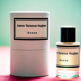 Ozone (2020) von Aaron Terence Hughes