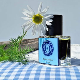 Kamille-Kräuterhimmel aus der Perspektive einer Zypresse.Im Schatten von Ästen,die nichts anderes wollen als erhitzte Schläfen windzukühlen.     🌼 💙 Danke allen.
