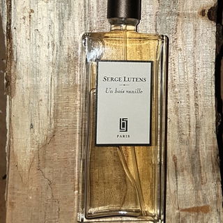 Un bois vanille by Serge Lutens