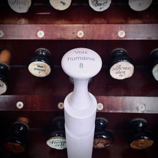 Im Hintergrund sind die Registerzüge einer alten Kirchenorgel zu sehen. Sauf (heute: Filippo Sorcinelli) bezieht sich mit diesem Duft auf die sogenannte