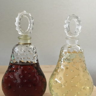 60 Jahre lassen einen Duft altern...links Coup de Fouet aus den 1950ern, rechts aus den 2010ern, umgefüllt in einen Baccarat-Flakon