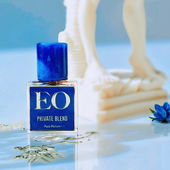 Bei diesem hübschen Resin  Marmorburschen hätte ich Über_Oud_iertes BLAU erhofft. 💦 Erster Eindruck  : eine orangebraungrün - krautigmedizinisch kühlende,tendenziell fruchtige Ausrichtung,die Nähe zur Blue Kalbar Familie dürfte hinkommen.Lotuswachse mag ich generell gerne.Moschus 