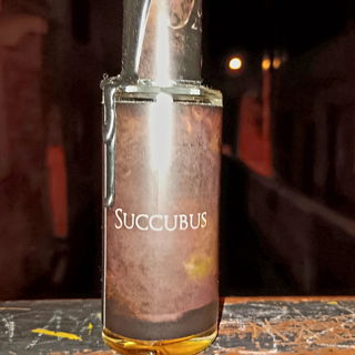 Nachts sucht er in den Gassen und über den Wassern seine Opfer...