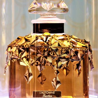 Champs-Elysees 68, Guerlain Boutique, Paris. Der Flakon steht unter einer Glasglocke.  Ich durfte ohne Probleme fotografieren.