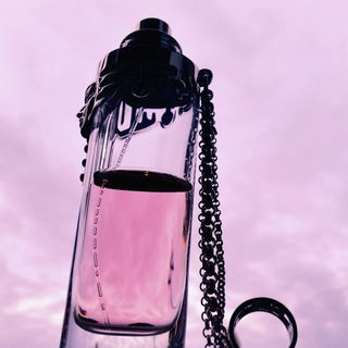 Parfümierte Feige glibbert zwischen maritimfloralen Erdbeeraromen. Ein Hauch Calone~Fischweib. 🧜♀️ Eine Prise Salz. Synthetik in Mugler Manier.