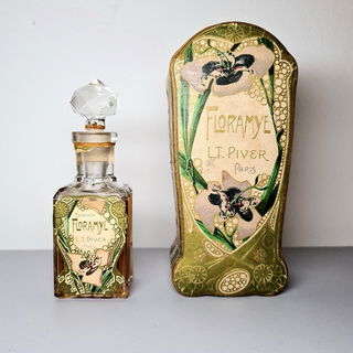 Nach so vielen Jahren sehr schwer zu öffnen, sehr (!) vorsichtiges Erhitzen vom Flaschenhals und sanftes Drehen hat dann irgendwann funktioniert 😍😂