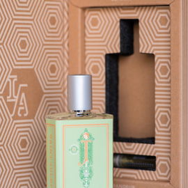 Well done mint and controlled sweetness. Excellent casual summer fragrance.