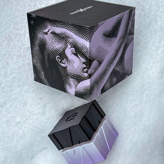 Sich verlieren und wiederfinden, toll in Duft und Flakon und Packaging umgesetzt! Funfact. Der Hintergrund ist der Schnee auf meinem Balkon.