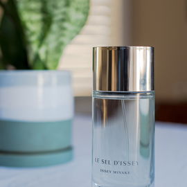 A simple fresh, aquatic, slightly green scent.