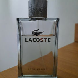 The bottle cap changed to a different color after storing the fragrance for more than two years.