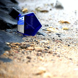 Das Wasser geht, ein Tauer bleibt. Das Gold im Bokeh sind durch Verwitterungsprozesse 