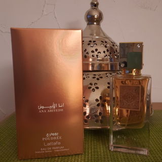 Ana Abiyedh Poudrée von Lattafa