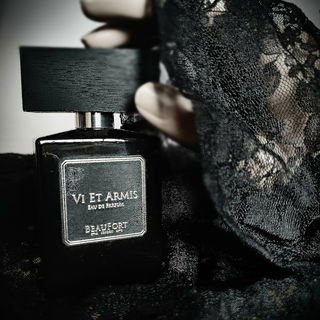 Asphalt/Teer # Nacht >müde Schritte # Licht in Sicht  # Kokelndes Laub/Kamin/würzigsüße Hölzer # Whisky-Tee-Braunzucker # Vergessen # Tabak & Waffenruhe