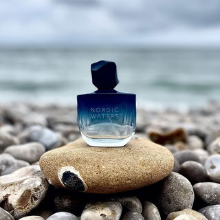 Der Himmel ist bedeckt, das Meer unruhig. Die Wellen rollen die  Kiesel gegen den Strand und erzeugen ein tiefes Grollen, so klingen nordische Gewässer. Der Duft ist frisch, aquatisch, zitrisch und sauber, mit einer moosig-holzigen Basis. Lieben Dank für Euren Besuch und Eure Kommentare. Ich wünsche Euch ein schönes Wochenende. Liebe Grüße 🙏🥰💙