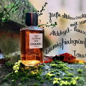 .. unsere liebe BeJot kam auf die zauberhafte Idee, mein damaliges Statement zu diesem Duft mit ihrer wundervollen Schriftkunst ins Bild einfließen zu lassen. - So entstand dieses Bild erneut :) - Ich fühle mich sehr geehrt liebe Barbara -, und das Ergebnis finde ich wunderbar! 🥰 (by IrisNobile)