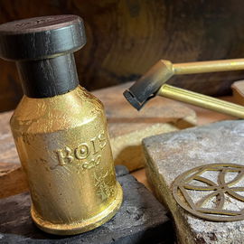 Der Flakon ist ein “Goldstück“ (mit Blattgold verkleidet)