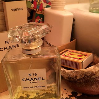 N°19 (Parfum) by Chanel
