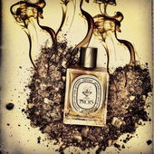 L'eau trois lying on a pile of sambrani incense. (von MrFumejunkie)