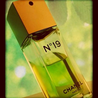 N°19 (Parfum) von Chanel