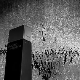 Monolith in Schwarz