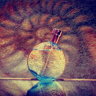Molecule 01 + Iris - Escentric Molecules