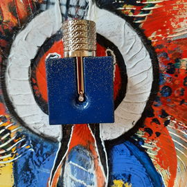Der Hintergrund ist ein Acryl-Bild, welches ich vor längerer Zeit gemalt habe.