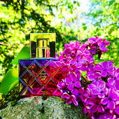 💜 Der schöne Flakon zwischen Sommerflieder und Blattgrün 💚 Leider hält der Duft nicht, was der Flakon verspricht 👎 Danke für Eure Besuche 🥰 (von MadameLegras)