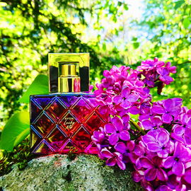 💜 Der schöne Flakon zwischen Sommerflieder und Blattgrün 💚 Leider hält der Duft nicht, was der Flakon verspricht 👎 Danke für Eure Besuche 🥰