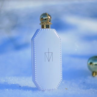 Dieses Bild hat mir gezeigt, daß die Kleidung in Weiß fürs Fotografieren im Schnee besser wäre...