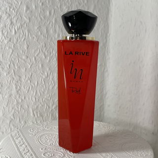 In Woman Red von La Rive