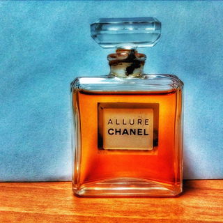 Wenn ich in deine Obhut sinke. Schenke edle Träume mir. Damit ich nicht im Schlaf ertrinke. Spende deinen Segen mir.  (Diary of Dreams / Giftraum)