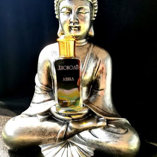 Faszinierend, die Statue sieht immer den Flakon an und scheint sogar die Haltung zu ändern, von stolz aufrecht zu zart beschützend.