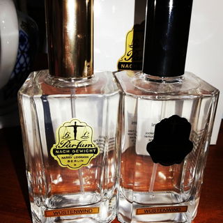 Wüstenwind einmal im goldenen und im schwarzen Lehmann - Flakon. Nachfüllbar.