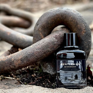 Still und unchained ♾️, das Eisen windet sich langsam ins Unklare hinab.  Danke für Euren Besuch. Liebe Grüße 🙏🥰💛