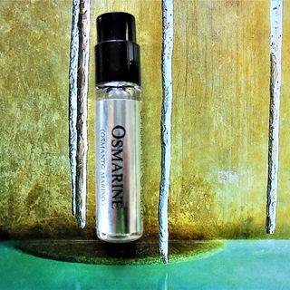 Levitation vor einem Brunnen