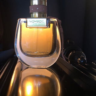 Das Foto hat besonders viel Spaß gemacht: der Lack der oberen Klavier-Abdeckung spiegelt den Flakon wider. Kerzenlicht visualisiert die Wärme. Beim Blick durch den Sucher empfand ich die Eleganz des Duftes. Ein großes „JA, so ist er!“