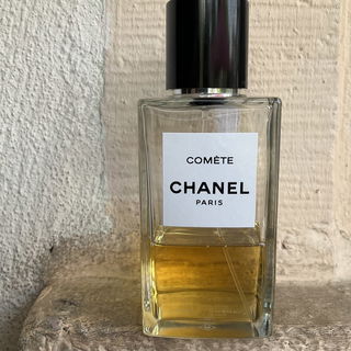 So ein hübsches Parfüm. Herrlich pudrig, bizzelnd, einen Hauch fruchtig.