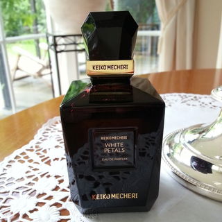White Petals von Keiko Mecheri