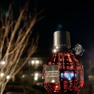 Flowerbomb Ruby Orchid von Viktor & Rolf