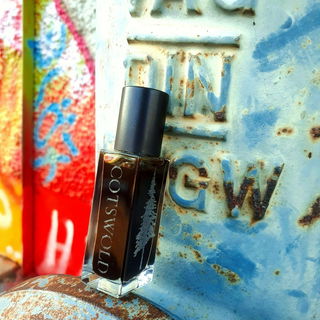 Im Kessel brodelt SteadingMalzMelasse [Kieferzapfen/Selleriekraut/geräucherte Vanille] Zedernharze knistern/rußen im Kamin.Die Hütte qualmt.