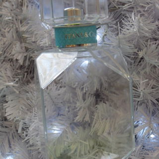 Dekoration am Weihnachtsbaum 2018 im Bahnhof St. Pancras, London, sponsored by Tiffany