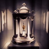 ...bei der Dior Ausstellung im Pariser Musée des Arts Décoratifs (von Rivegauche)